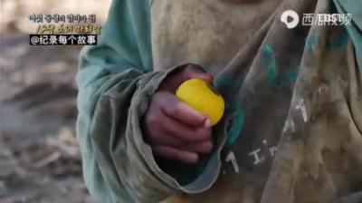 非洲12岁姐姐背20公斤牛粪上山，为了给家里的六个弟妹获得食物