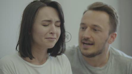 愤怒的男人对他的妻子大喊大叫[免费商用]