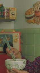 女人在厨房吃面条[免费商用竖屏]