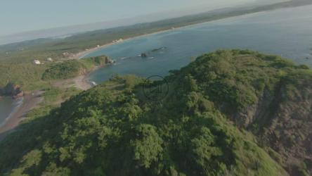 无人机飞越阳光明媚的半岛[免费商用]