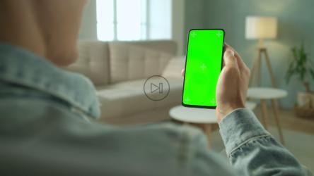 一名男子手持绿色屏幕设备的肩扛图[4K]