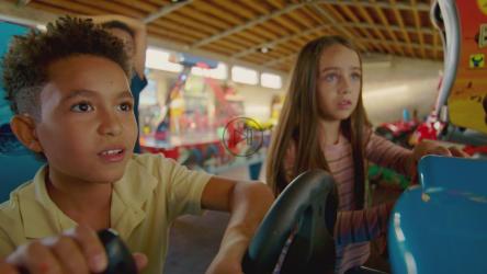 孩子们在街机商店玩得很开心[免费商用]