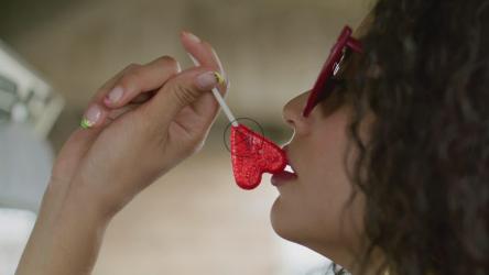 有爱心棒棒糖的女人[4K免费商用]