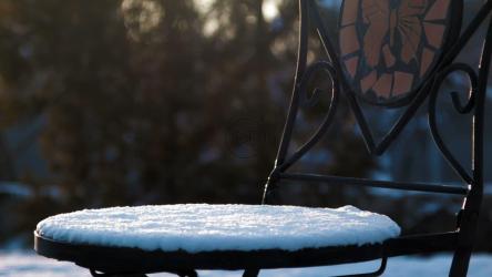 热茶在我们被雪覆盖的椅子上[]