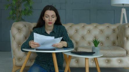 沮丧的女人把文件扔在地板上[免费商用]