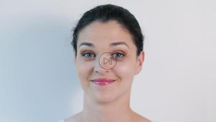 一个滑稽女人对着镜头做手势的脸[]