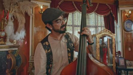 豪华老式场地的专业贝斯手[免费商用]