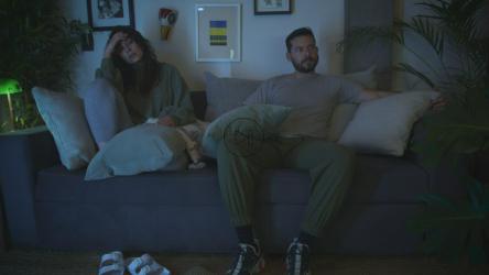 一对看电视时心烦意乱的夫妇[免费商用]