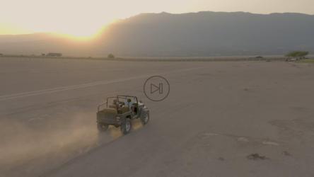 几位朋友乘坐吉普车在沙漠中进行空中拍摄[免费商用]