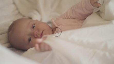 年幼的婴儿移动他们的床上用品[]