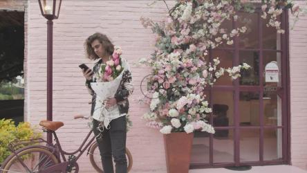 一个年轻人在等他的约会到来[免费商用]