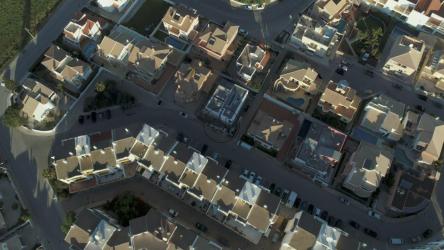 飞越街道宁静的郊区房屋[]