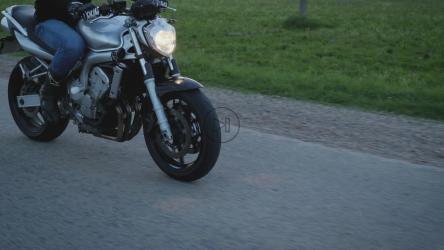 骑自行车在乡村行驶[4K]