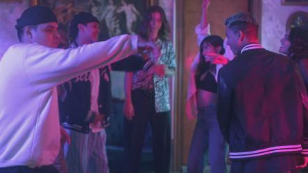 朋友们在聚会上跳舞，玩得很开心[免费商用]