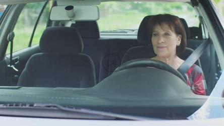 参加驾驶课程的成熟女性[]