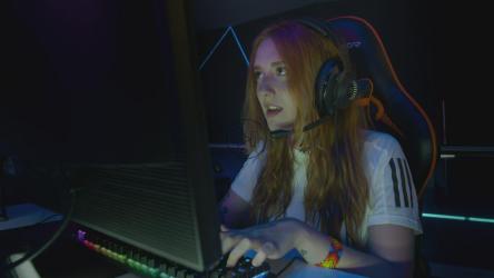 年轻女子在游戏机前玩[4K免费商用]