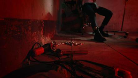 杀手从地板上捡起酷刑武器[免费商用]