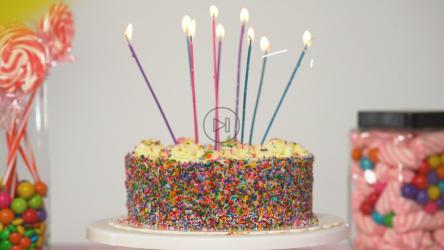 桌子上的生日蛋糕，白色背景上有糖果[免费商用]