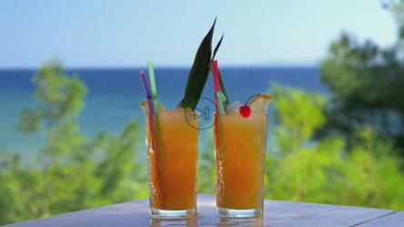 往鸡尾酒里加冰块[]