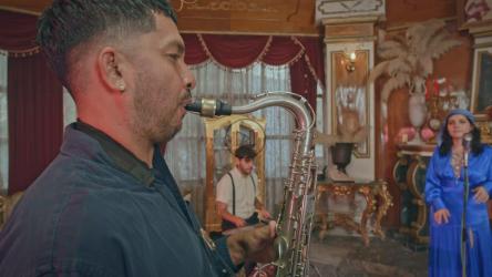 灵感源自萨克斯演奏家与乐队在优雅的场地[免费商用]