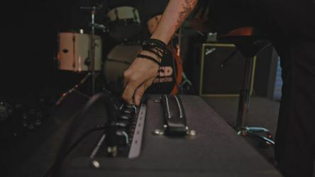 特写：吉他手调节放大器控制[免费商用]