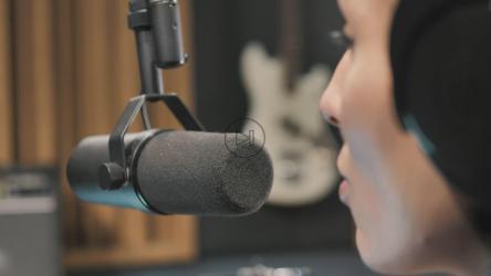 对着麦克风说话的人[免费商用]