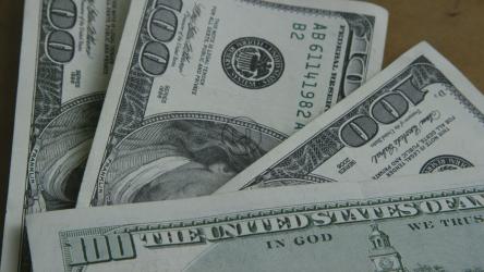 堆叠100美元钞票[]