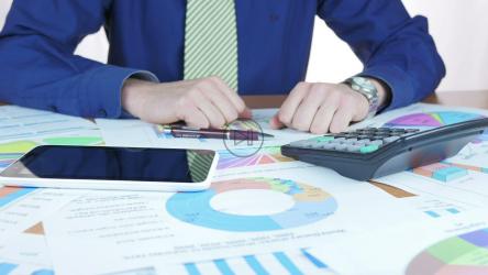 分析图表的人[]