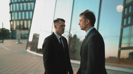 两名西装革履的男子争吵[4K免费商用]