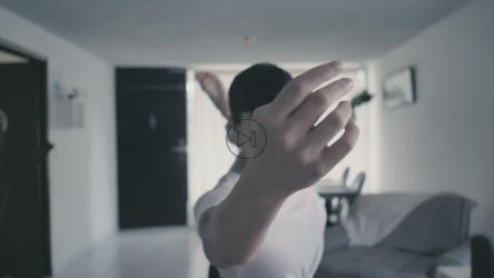 女孩在瑜伽姿势中保持静止[免费商用]