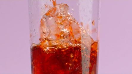 一股可乐汽水灌满了装满冰块的水晶杯[免费商用]