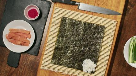 厨师正在制作一卷新鲜寿司[]