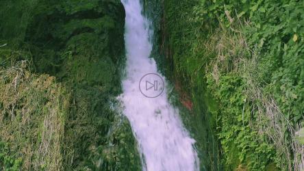 绿色岩石上的小瀑布[]