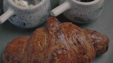 灰色盘子里的羊角面包[4K免费商用]