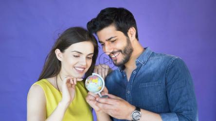 情侣选择一个带着地球仪旅行的地方[]