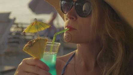 晚上享用鸡尾酒[]