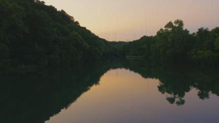 在一条大河上空低飞[4K免费商用]