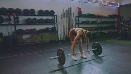 女强人在健身房训练举重[免费商用]