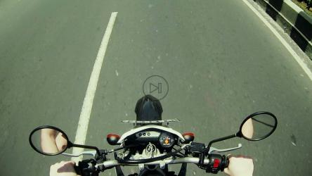 摩托车斩波器在道路上行驶的POV[]