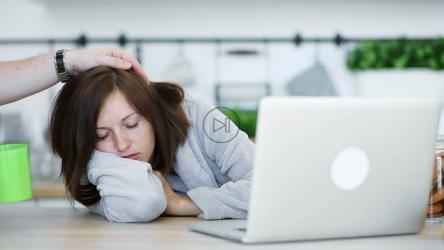 醒来在笔记本电脑前喝咖啡[]