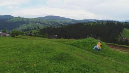 在操场上玩耍的小女孩[4K]