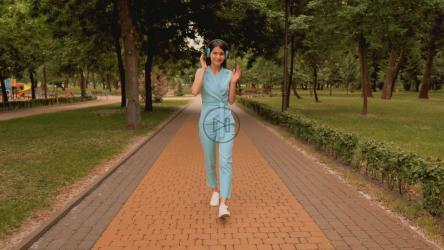 女孩快乐地听着音乐跳舞[免费商用]