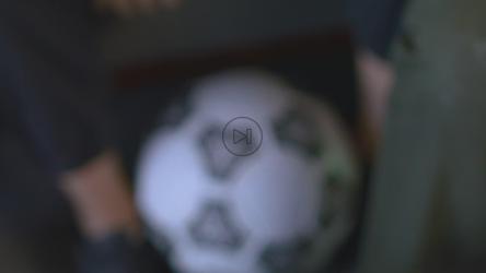 在观看世界杯的朋友中举杯庆祝[免费商用]