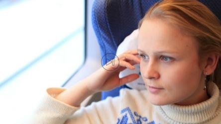 火车旅行中放松的女人[]