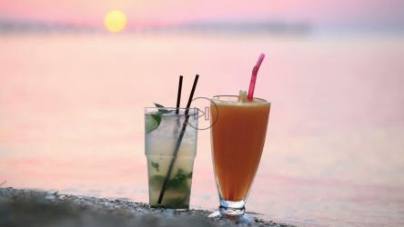 海滩上的两杯鸡尾酒[]