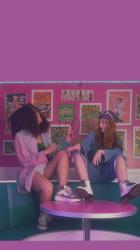 两个快乐的女孩在一家复古餐厅闲逛[免费商用竖屏]