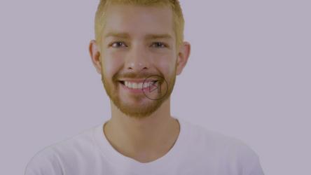 微笑的男子带着缎带支持脑癌症[免费商用]