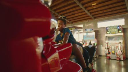 在摩托车赛车场玩耍的男孩[免费商用]