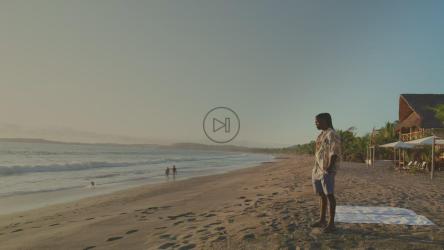 一名男子在阳光明媚的海滩上眺望地平线[免费商用]