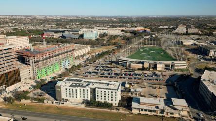 航拍中阳光明媚的城市[免费商用]